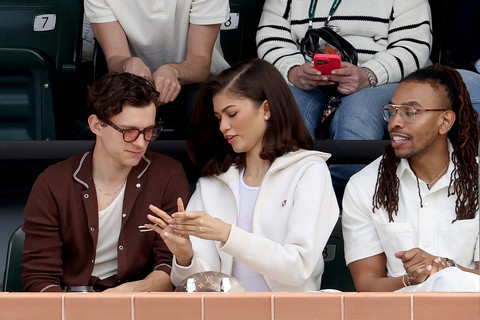 Zendaya dan Tom Holland menyaksikan Final Tunggal Putra BNP Paribas Open di Indian Wells Tennis Garden, Indian Wells, California, AS, pada 17 Maret 2024. Foto: Matthew Stockman/Getty Images/AFP