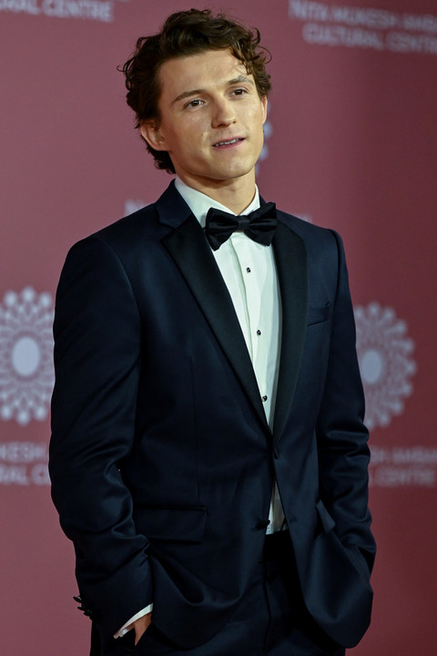 Tom Holland berpose untuk foto selama peresmian Pusat Kebudayaan Nita Mukesh Ambani (NMACC) di Jio World Centre (JWC), Mumbai, India pada 1 April 2023. Foto: Sujit Jaiswal / AFP