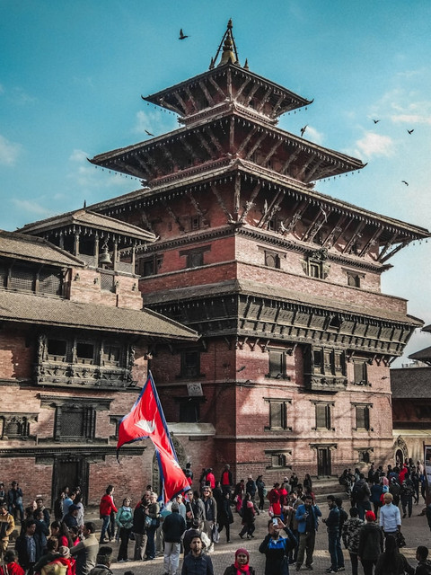 Warga Nepal beraktivitas di Patan Durbar Square, Lalitpur. Foto: binaya_photography/Unsplash