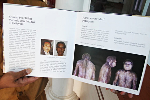 Edukator Museum Situs Purbakala Patiayam, Ari Mustaqim menunjukkan koleksi foto manusia purba. Foto: Vega Maarijil Ula/kumparan