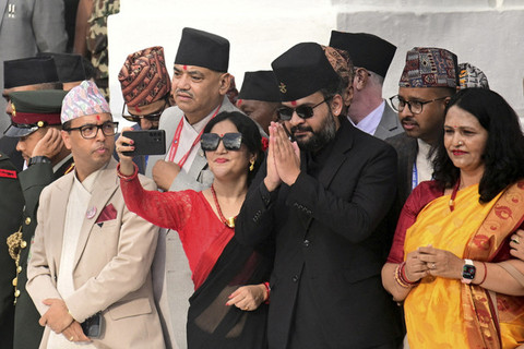 Balendra Shah (mengatupkan tangan) menghadiri Festival Indra Jatra di Kathmandu Durbar Square, Kathmandu, Nepal, Sabtu (6/9/2025). Foto: Stringer/Reuters via Kumparan