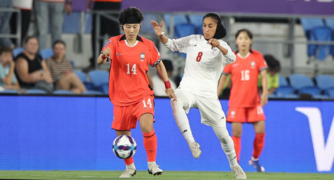 Pemain Korea Selatan, Jung Min-Youn, berduel dengan pemain Iran, Shabnam Behesit, dalam pertandingan Grup A Piala Asia Wanita 2026, Senin (2/3). Foto: AFC