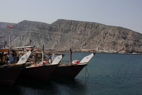 Perahu-perahu di Selat Hormuz di Selat Hormuz di tengah konflik AS-Israel dengan Iran seperti terlihat dari Musandam, Oman, Senin (2/3/2026). Foto: Amr Alfiky/REUTERS