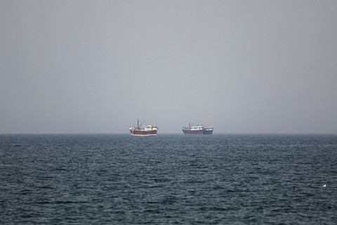 Perahu-perahu di Selat Hormuz di Selat Hormuz di tengah konflik AS-Israel dengan Iran seperti terlihat dari Musandam, Oman, Senin (2/3/2026). Foto: Amr Alfiky/REUTERS