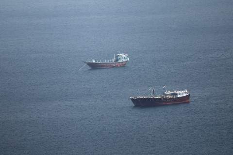 Perahu-perahu di Selat Hormuz di Selat Hormuz di tengah konflik AS-Israel dengan Iran seperti terlihat dari Musandam, Oman, Senin (2/3/2026). Foto: Amr Alfiky/REUTERS