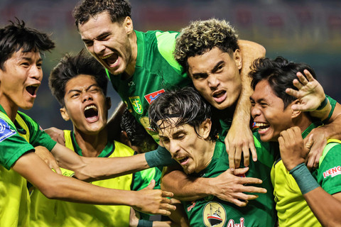 Pesepak bola Persebaya Surabaya Francisco Rivera (ketiga kanan) berselebrasi bersama rekan setimnya usai mencetak gol ke gawang Persib Bandung pada pertandingan BRI Super League di Stadion Gelora Bung Tomo, Surabaya, Jawa Timur, Senin (2/3/2026). Foto: Rizal Hanafi/ANTARA FOTO