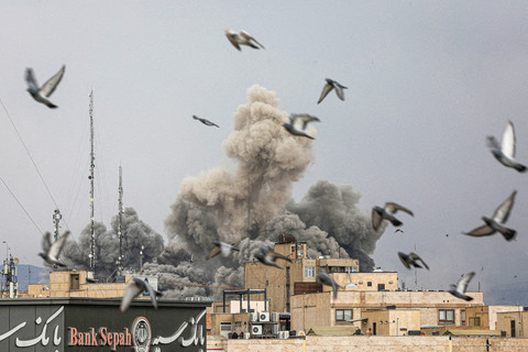 Burung-burung terbang saat asap mengepul setelah ledakan, menyusul serangan Israel dan AS terhadap Iran,  di Teheran, Iran, 2 Maret 2026. Foto: West Asia News Agency via REUTERS
