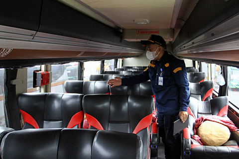 Petugas Unit Pelaksana Teknis (UPT) Terminal Arjosari, Kementerian Perhubungan mengecek kotak P3K dalam bus saat pemeriksaan kelayakan armada bus di Terminal Arjosari, Kota Malang, Jawa Timur, Selasa (3/3/2026). Foto: Basri Marzuki/ANTARA FOTO