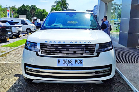 Penampakan mobil dinas Gubernur Kaltim, Rudy Mas'ud senilai Rp 8,49 miliar jenis Range Rover 3.0 LWB Autobiography PHEV P460e yang dikembalikan. Foto: Dok. Kominfo Kaltim
