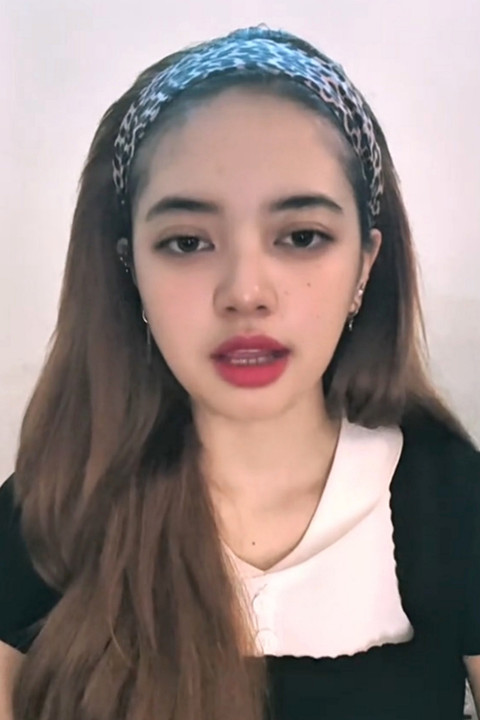 TikToker Shegan meminta maaf usai gimmick menjadi Lisa BLACKPINK untuk promosi produk. Foto: @itshelea/TikTok