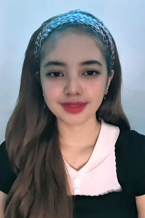 TikToker Shegan meminta maaf usai gimmick menjadi Lisa BLACKPINK untuk promosi produk. Foto: @itshelea/TikTok