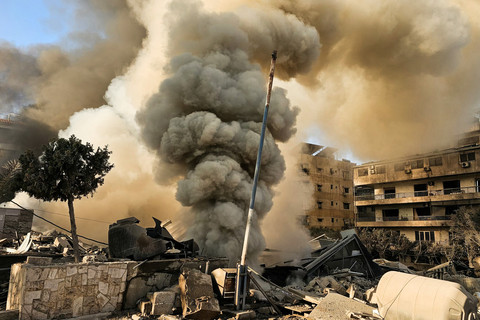 Asap mengepul dari lokasi serangan udara Israel di pinggiran selatan Beirut, Lebanon, Selasa (3/3/2026). Foto: AFP