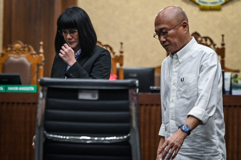 Dua terdakwa kasus dugaan suap terhadap putusan lepas perkara korupsi pemberian fasilitas ekspor minyak sawit mentah (CPO) Marcella Santoso dan Ariyanto Bakri mengikuti sidang pembacaan vonis di Pengadilan Tipikor, Jakarta, Selasa (3/3/2026). Foto: Bayu Pratama S/ANTARA FOTO