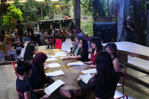 Suasana kegiatan Sekolah Pemikiran Perempuan yang digagas Intan Paramaditha. Foto: dok. Intan Paramaditha