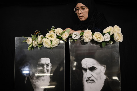 Warga memasang bunga di foto mendiang pemimpin tertinggi Iran Ayatollah Ali Khamenei usai mengikuti majelis tahlil di Islamic Cultural Center, Jakarta, Selasa (3/3/2026). Foto: Sulthony Hasanuddin/ANTARA FOTO 