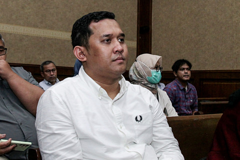Terdakwa kasus dugaan suap terhadap putusan lepas perkara korupsi pemberian fasilitas ekspor minyak sawit mentah (CPO) Adhiya Muzakki bersiap mengikuti sidang vonis di Pengadilan Tipikor, Jakarta, Selasa (3/3/2026). Foto: Darryl Ramadhan/ANTARA FOTO