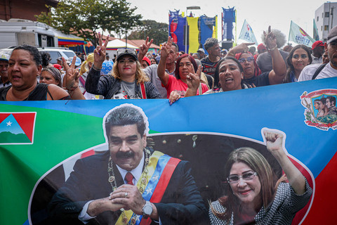 Para pendukung pemerintah Venezuela berunjuk rasa menuntut pembebasan Presiden Nicolas Maduro dan istrinya, Cilia Flores, atu bulan setelah penangkapan mereka oleh AS selama serangan AS baru-baru ini di negara itu, di Caracas, Venezuela. Foto: REUTERS/Leonardo Fernandez Viloria