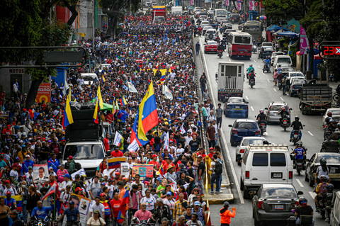 Pendukung pemerintah Venezuela berunjuk rasa menuntut pembebasan Presiden Nicolas Maduro setelah penangkapan mereka oleh AS, di Caracas, Venezuela, 3 Maret 2026. Foto: REUTERS/Maxwell Briceno