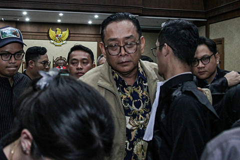 Terdakwa kasus dugaan suap terhadap putusan lepas perkara korupsi pemberian fasilitas ekspor CPO Tian Bahtiar (tengah) berpelukan dengan kuasa hukumnya usai mengikuti sidang vonis di Pengadilan Tipikor, Jakarta, Selasa (3/3/2026). Foto: Darryl Ramadhan/ANTARA FOTO
