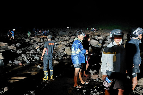 Tim SAR gabungan saat mencari penambang pasir yang terseret banjir lahar dingin di Sungai Senowo Kabupaten Magelang, Jawa Tengah. Foto: Dok. BPBD Jateng
