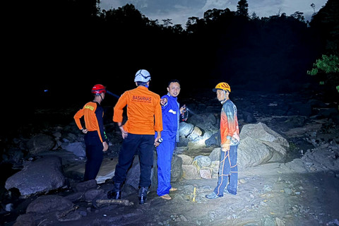 Tim SAR gabungan saat mencari penambang pasir yang terseret banjir lahar dingin di Sungai Senowo Kabupaten Magelang, Jawa Tengah. Foto: Dok. BPBD Jateng