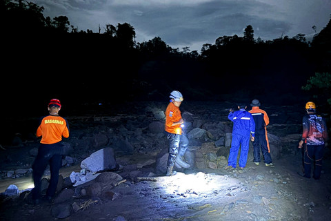 Tim SAR gabungan saat mencari penambang pasir yang terseret banjir lahar dingin di Sungai Senowo Kabupaten Magelang, Jawa Tengah. Foto: Dok. BPBD Jateng