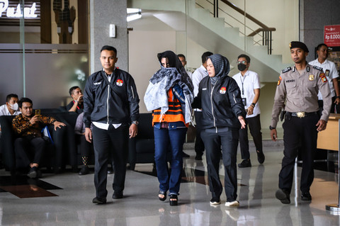 Bupati Pekalongan Fadia Arafiq mengenakan rompi oranye usai diperiksa  terkait operasi tangkap tangan (OTT) di  Gedung Merah Putih KPK, Jakarta, Rabu (4/3/2026) Foto: Iqbal Firdaus/kumparan
