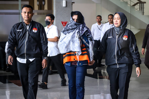 Bupati Pekalongan Fadia Arafiq mengenakan rompi oranye usai diperiksa  terkait operasi tangkap tangan (OTT) di  Gedung Merah Putih KPK, Jakarta, Rabu (4/3/2026) Foto: Iqbal Firdaus/kumparan