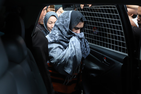 Bupati Pekalongan Fadia Arafiq mengenakan rompi oranye usai diperiksa  terkait operasi tangkap tangan (OTT) di  Gedung Merah Putih KPK, Jakarta, Rabu (4/3/2026) Foto: Iqbal Firdaus/kumparan