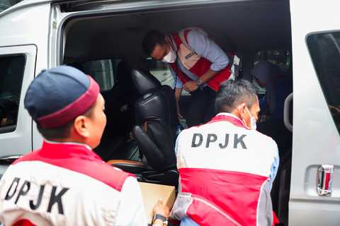 Penyidik dari OJK membawa berkas usai menggeledah kantor sekuritas berinisial M di Gedung Treasury Tower SCBD Jakarta, Rabu (4/3/2026). Foto: Jamal Ramadhan/kumparan