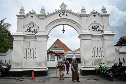 Umat Islam berjalan di area Masjid Luar Batang, Penjaringan, Jakarta, Rabu (4/3/2026). Foto: Fauzan/ANTARA FOTO