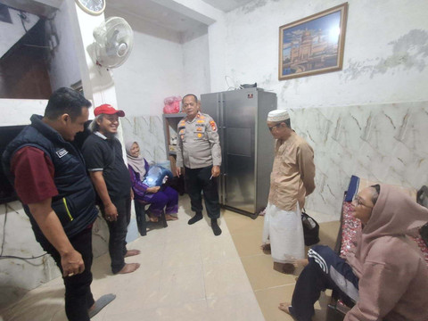 Polisi mendatangi bayi yang dibuang di kawasan Pasar Minggu, Jakarta Selatan. Foto: Polsek Pasar Minggu