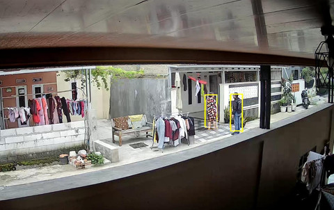Pelaku saat menghampiri korban dengan modus sales madu yang terekam CCTV tetangga korban. (3/3/2026) Foto : Tangkapan Layar CCTV.