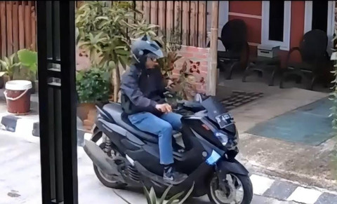 Terduga pelaku hipnotis tertangkap CCTV dengan modus sales madu saat melintas di Perum BDI 3 Desa Tambak, Kecamatan Indramayu, Kabupaten Indramayu. (3/3/20206) Foto : Tangkapan Layar CCTV