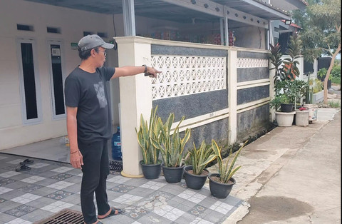 Ketua RT 23, Darya saat menunjukkan lokasi parkir motor terduga pelaku hipnotis di rumah korban. (4/3/2026) Foto: kumparan
