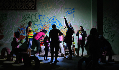 Warga merayakan pesta dengan lampu portabel selama pemadaman listrik di Havana pada 4 Maret 2026. Foto: Adalberto Roque/AFP
