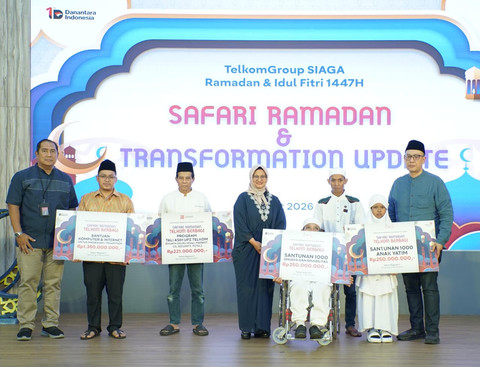 Pemberian dukungan oleh Direktur Utama Telkom Dian Siswarini (tengah), SVP Group  Sustainability & Corporate Communication Telkom Ahmad Reza (paling kanan), dan EVP Telkom Regional  III Rachmad Dwi Hartanto (paling kiri) dalam program Telkom Berbagi. Foto: dok. Telkom