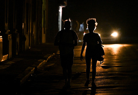 Orang-orang berjalan di jalan yang gelap saat pemadaman listrik di Havana pada 4 Maret 2026. Foto: Yamil Lage / AFP