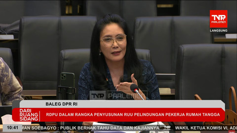 Ketua Umum KRPI, Rieke Diah Pitaloka memberi paparan saat Rapat Dengar Pendapat Umum Baleg DPR RI dalam rangka penyusunan RUU tentang pelindungan pekerja rumah tangga (PRT) yang disiarkan langsung di Kompleks Parlemen, Senayan, Jakarta, Kamis (5/3). Foto: YouTube/ TVR Parlemen