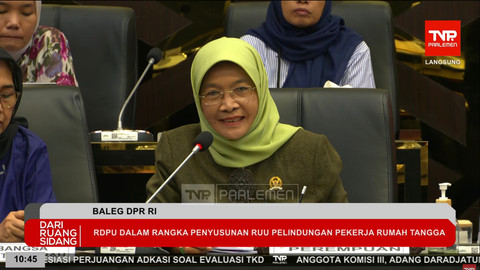 Ketua Komnas Perempuan, Maria Ulfah  Anshor memberikan paparan saat RDPU Baleg DPR RI dalam rangka penyusunan RUU tentang pelindungan pekerja rumah tangga (PRT) yang disiarkan langsung di Kompleks Parlemen, Senayan, Jakarta, Kamis (5/3). Foto: YouTube/ TVR Parlemen