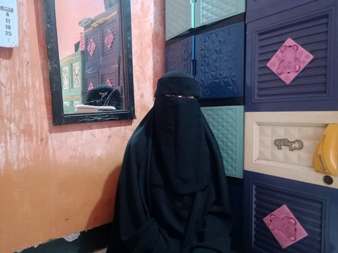 Mardiyah (38), warga di Gg. 23 RT 2 RW 7, Papanggo, Jakarta Utara yang sempat mengonsumsi bumbu penyedap menggunakan air untuk kebutuhan pangan, Kamis (5/3). Foto: Ryan Iqbal/kumparan