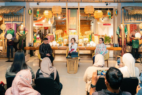 Direktur Komersial InJourney Holding, Veronica H. Sisilia (tengah) dan Direktur Utama PT Sarinah, Raisha Syarfuan (kanan). Foto: Dok. Sarinah