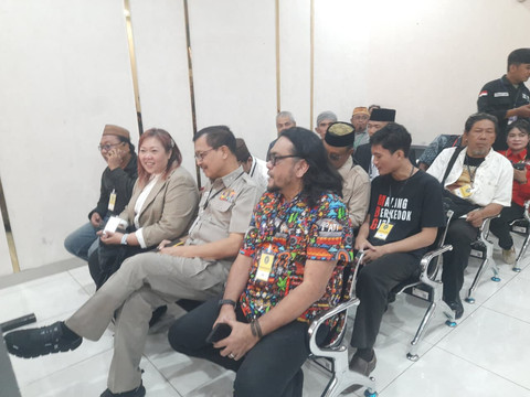 Putri Gus Dur, Inayah Wahid, eks Wakapolri Komjen Pol (Purn) Oegroseno, hingga Ketua BEM UGM Tiyo Ardianto menghadiri sidang putusan aktivis Botok-Teguh di PN Pati, Kamis (5/3/2026). Foto: kumparan