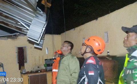 Petugas memeriksa kerusakan akibat bencana hidrometeorologi di wilayah Kabupaten Malang pada 20 desa di 9 kecamatan. Foto: Dok. BPBD Kabupaten Malang