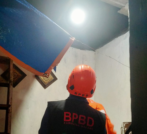 Petugas memeriksa kerusakan akibat bencana hidrometeorologi di wilayah Kabupaten Malang pada 20 desa di 9 kecamatan. Foto: Dok. BPBD Kabupaten Malang