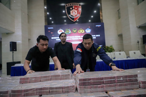 Petugas menata uang sejumlah Rp 58 miliar untuk ditunjukkan saat konferensi pers terkait penyerahan tanggung jawab dan eksekusi harta kekayaan hasil TPPU yang berasal dari praktik judi online di Bareskrim Polri, Jakarta, Kamis (5/2/2026). Foto: Jamal Ramadhan/kumparan