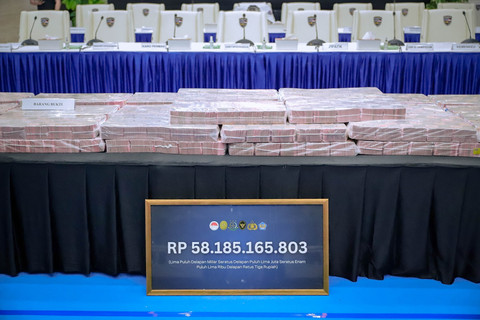 Penampakan uang sejumlah Rp 58 miliar yang ditunjukkan saat konferensi pers terkait penyerahan tanggung jawab dan eksekusi harta kekayaan hasil TPPU yang berasal dari praktik judi online di Bareskrim Polri, Jakarta, Kamis (5/2/2026). Foto: Jamal Ramadhan/kumparan