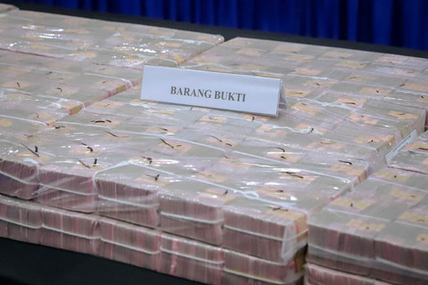 Penampakan uang sejumlah Rp 58 miliar yang ditunjukkan saat konferensi pers terkait penyerahan tanggung jawab dan eksekusi harta kekayaan hasil TPPU yang berasal dari praktik judi online di Bareskrim Polri, Jakarta, Kamis (5/2/2026). Foto: Jamal Ramadhan/kumparan