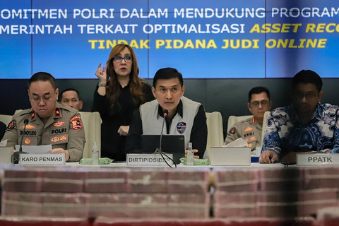 Dirtipidsiber Bareskrim Polri Brigjen Pol. Himawan Bayu Aji berbicara dalam konferensi pers terkait penyerahan tanggung jawab dan eksekusi harta kekayaan hasil TPPU yang berasal dari praktik judi online di Bareskrim Polri, Jakarta, Kamis (5/2/2026). Foto: Jamal Ramadhan/kumparan