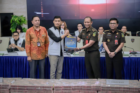 Penyerahan simbolis uang sejumlah Rp 58 miliar saat konferensi pers terkait penyerahan tanggung jawab dan eksekusi harta kekayaan hasil TPPU yang berasal dari praktik judi online di Bareskrim Polri, Jakarta, Kamis (5/2/2026). Foto: Jamal Ramadhan/kumparan